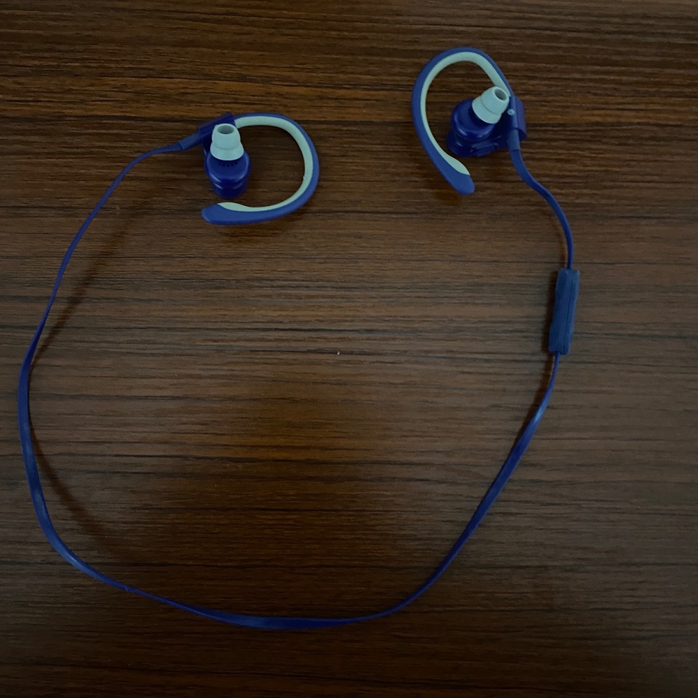 wireless head phones by beats